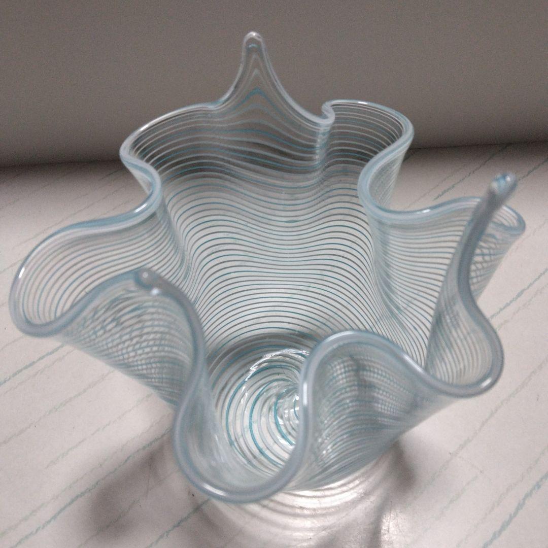 ヴェネツィアングラス　波状の青色ストライプガラス花瓶