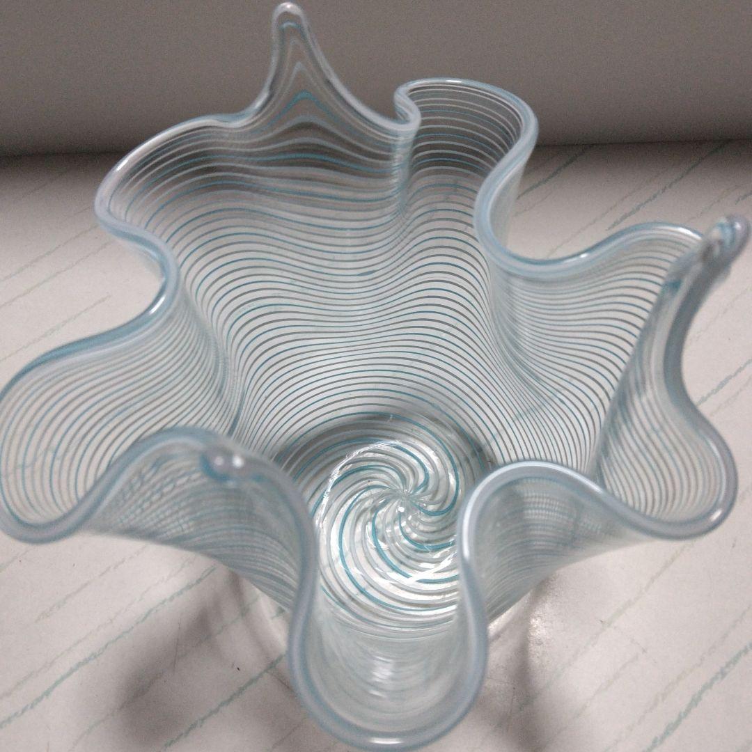 ヴェネツィアングラス　波状の青色ストライプガラス花瓶