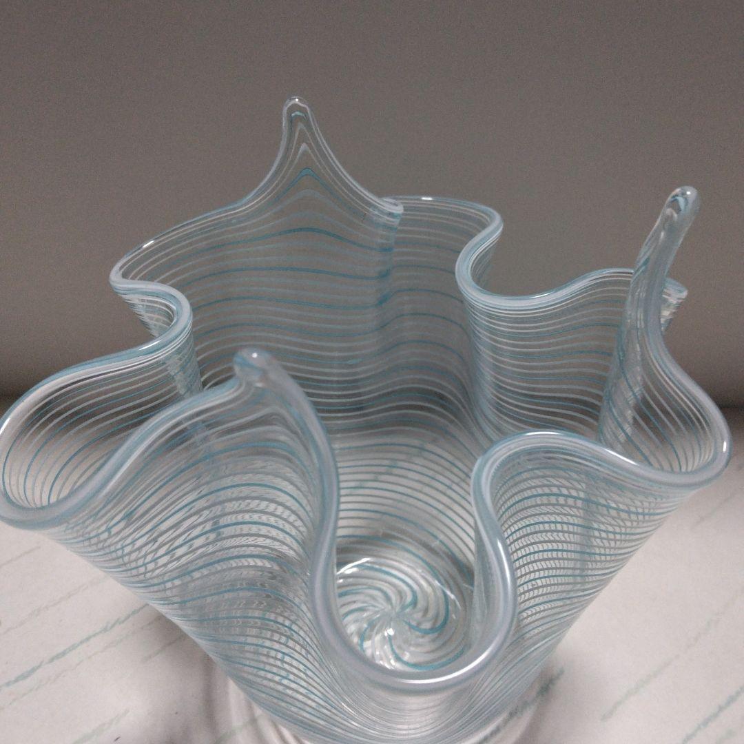 ヴェネツィアングラス　波状の青色ストライプガラス花瓶