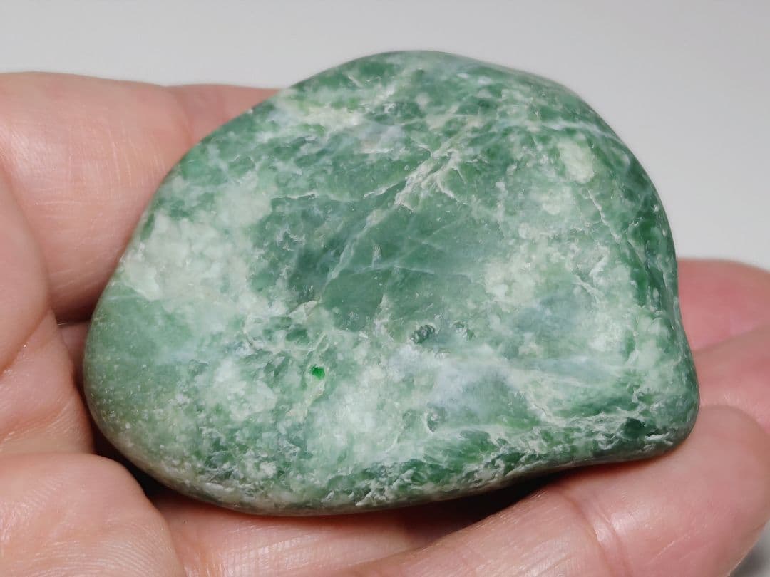 糸魚川151 翡翠 92g ヒスイ 原石 鑑賞石 自然石 誕生石 鉱物 鉱石