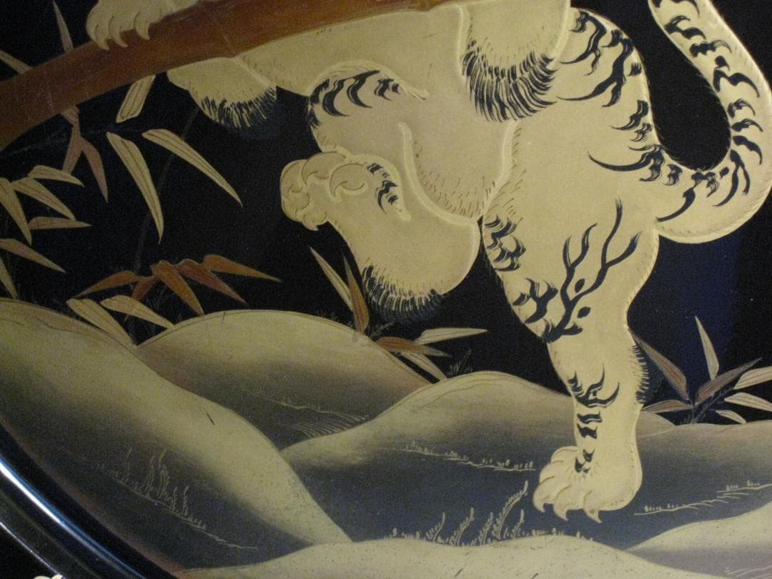 輪島塗　木製木地漆塗　【金蒔絵虎文漆塗飾皿】　径約50㎝