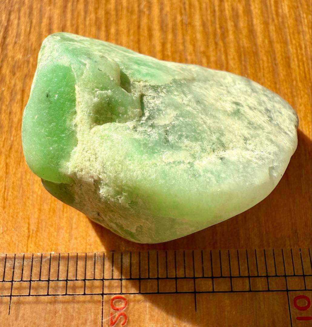 新潟県糸魚川市宮花海岸産ヒスイ輝石岩　海石