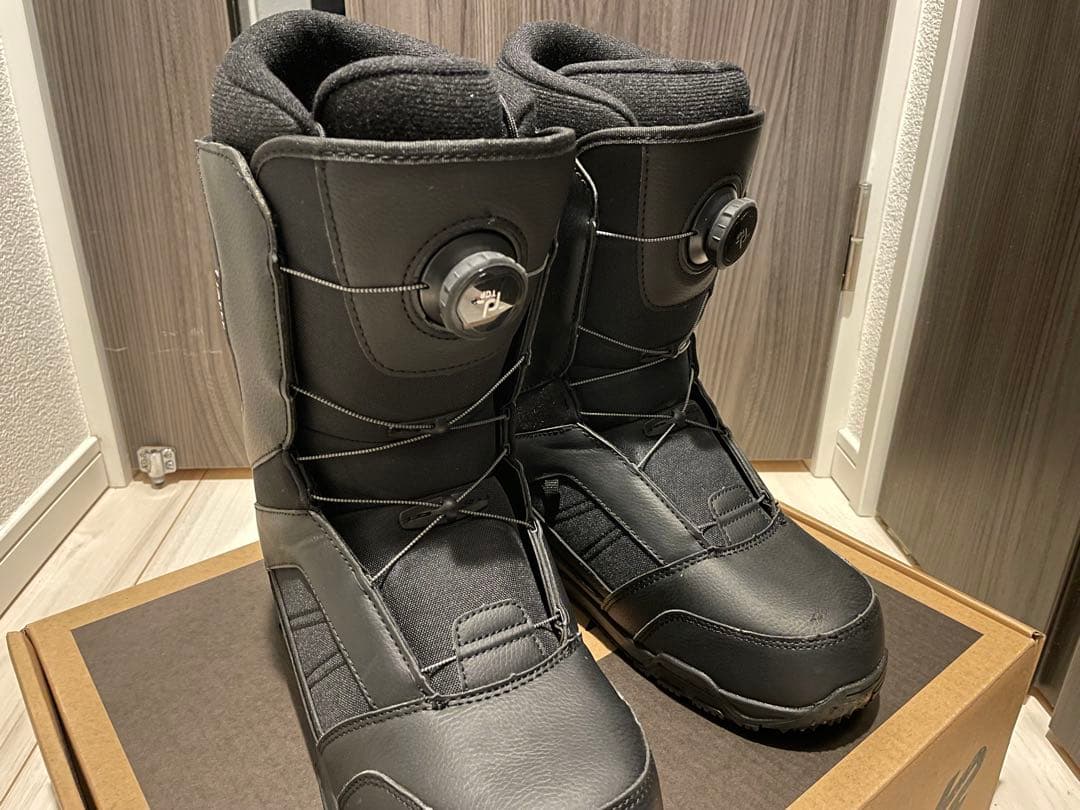 黒のスノーボードブーツ ボアシステム付き