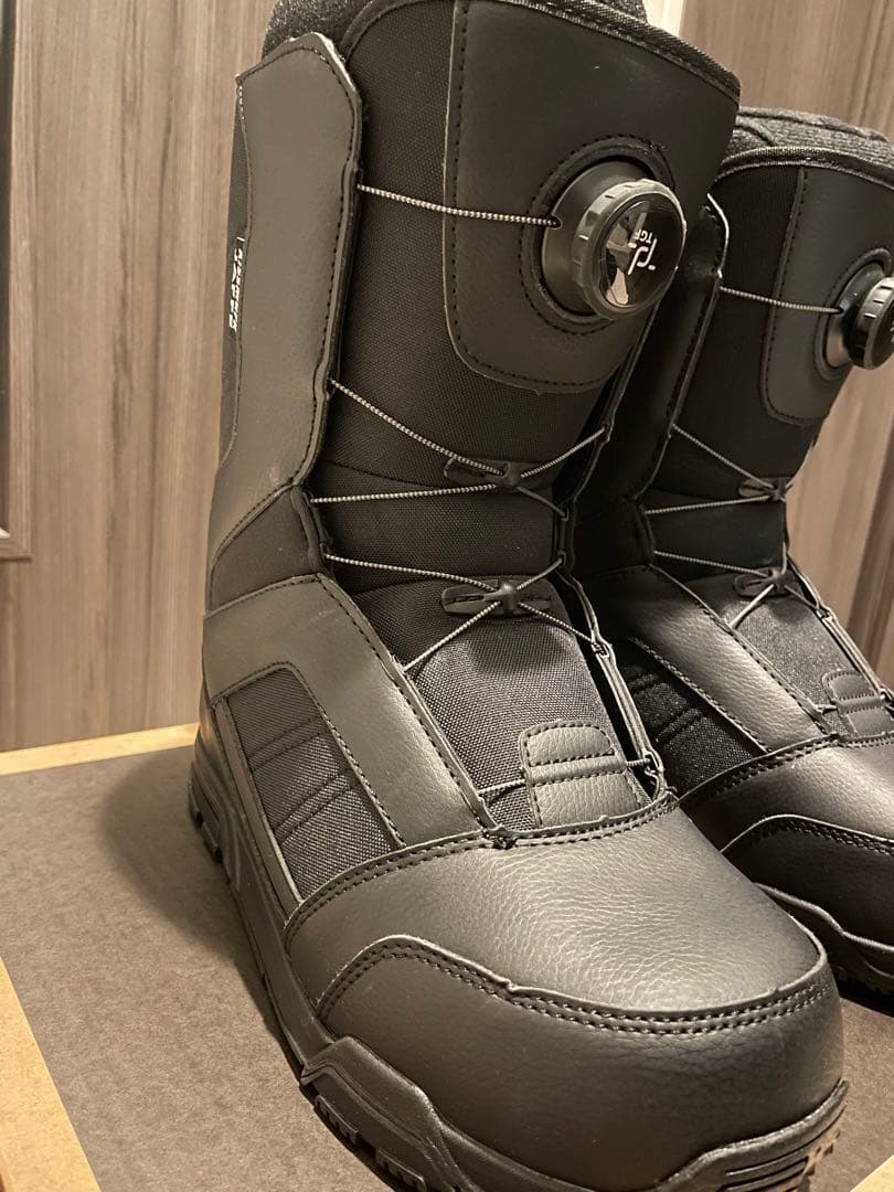 黒のスノーボードブーツ ボアシステム付き