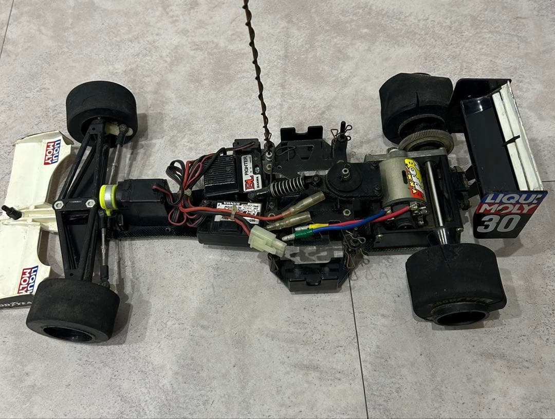 タミヤ（TAMIYA）製の1/10スケール電動RCカーザウバー C12