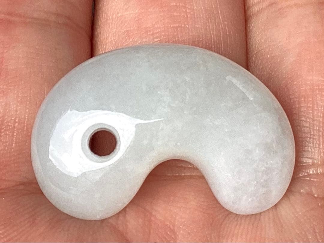 ✳本筋‼️ 糸魚川氷翡翠*アイスジェイド勾玉　ガラス質の透明感　コレクションクラス