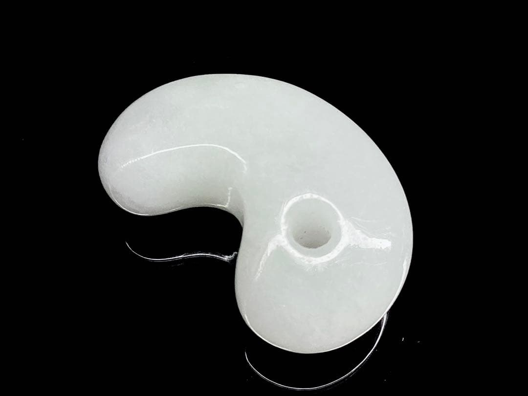 ✳本筋‼️ 糸魚川氷翡翠*アイスジェイド勾玉　ガラス質の透明感　コレクションクラス