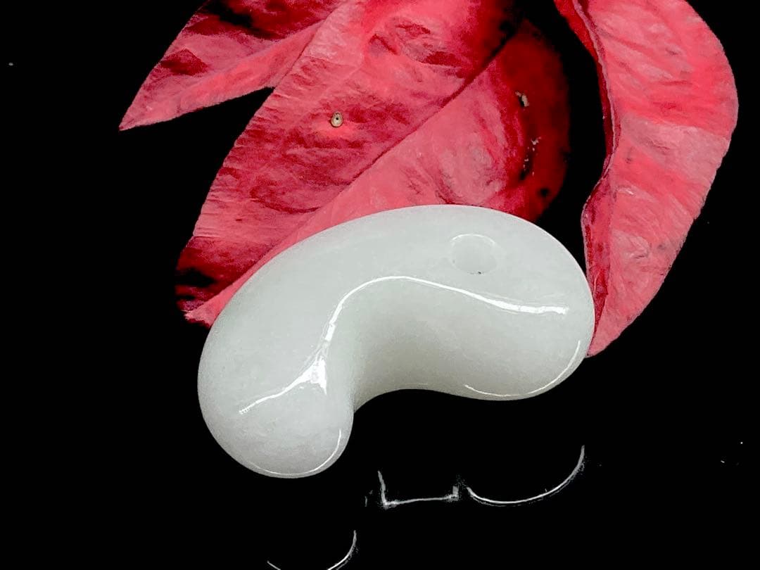 ✳本筋‼️ 糸魚川氷翡翠*アイスジェイド勾玉　ガラス質の透明感　コレクションクラス