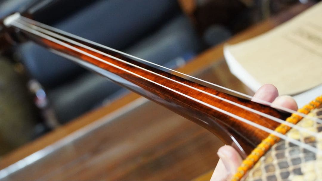 うるま市田場の本島ウジラミ黒木使用　内間直樹ちゃんぐわぁー與那城型三線　一点品