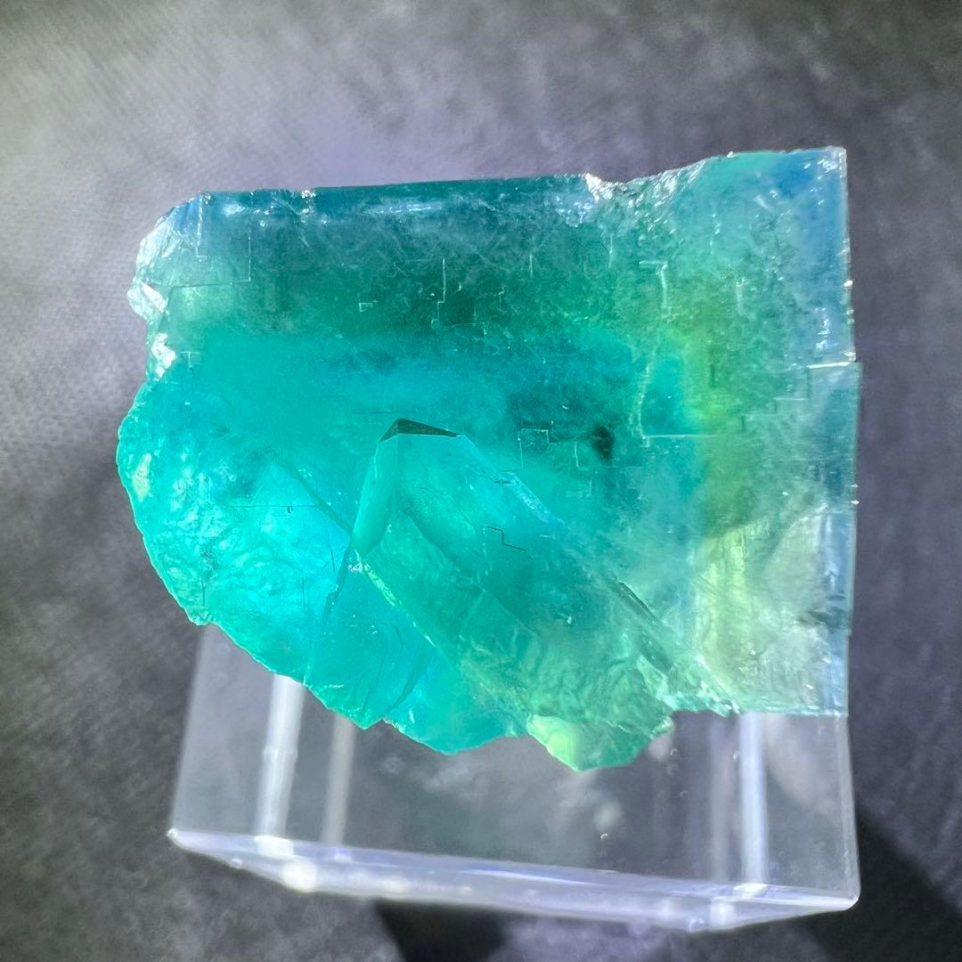 ヤオガンシャン産　「深藍色」グリーンフローライト　ライトグリーンウィンドウ