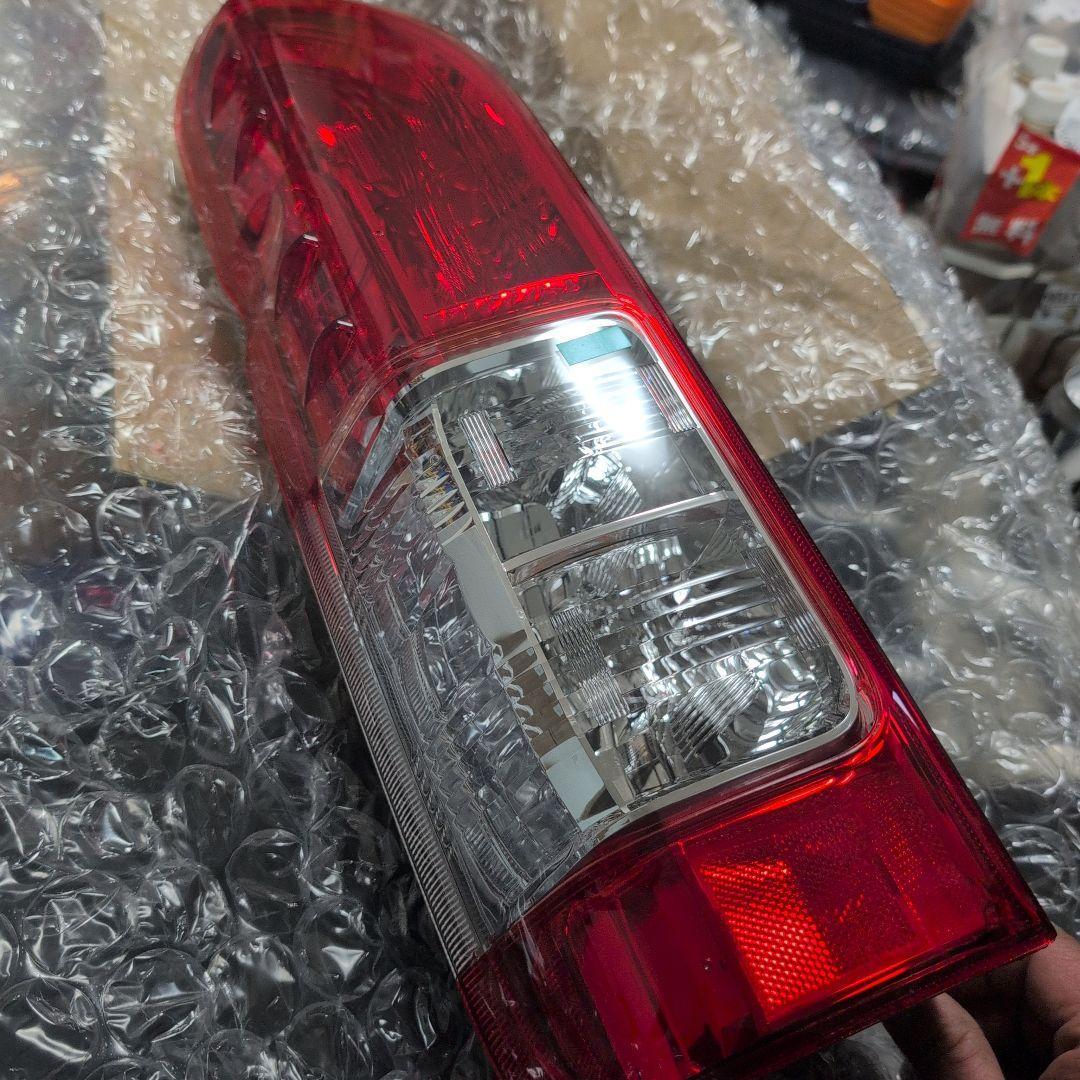 ＫＤＨ201左テールランプ。未使用