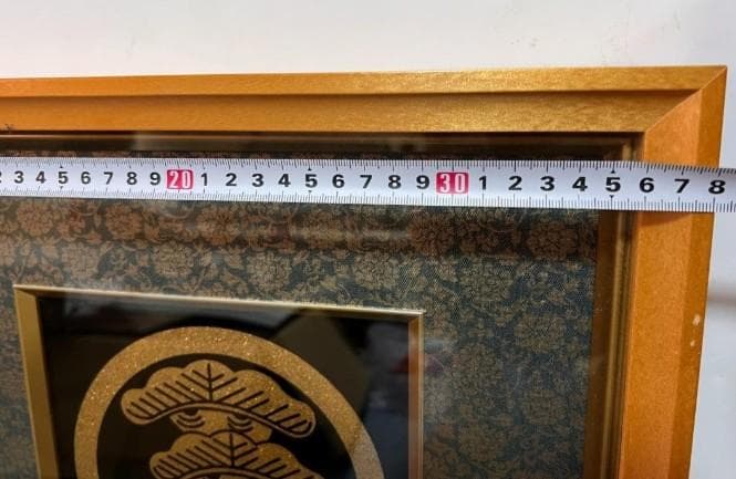 特注 家紋 丸に右三階松 ラメチップゴールド 金属製