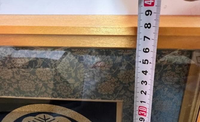 特注 家紋 丸に右三階松 ラメチップゴールド 金属製