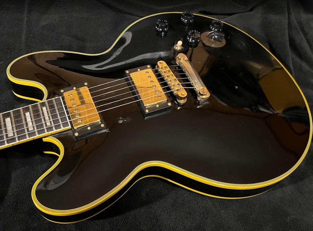 ノーブランド　ES335タイプセミホロウ（ｆホール無し）ギター傷多め・不具合無し