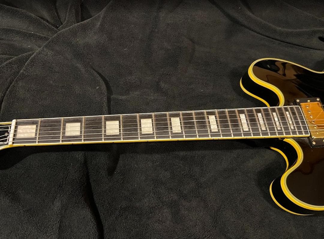 ノーブランド　ES335タイプセミホロウ（ｆホール無し）ギター傷多め・不具合無し
