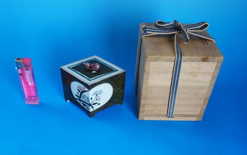 九谷焼　中村敬介　色絵　窓絵椿文　菱形香炉　香炉　茶道具　香道具　共箱 2443