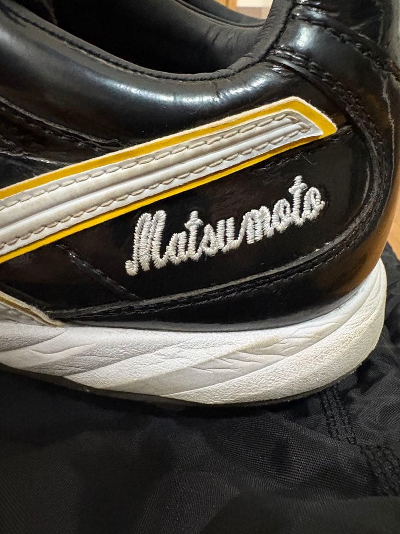 SSK スパイク ブラック/ホワイト/ゴールド