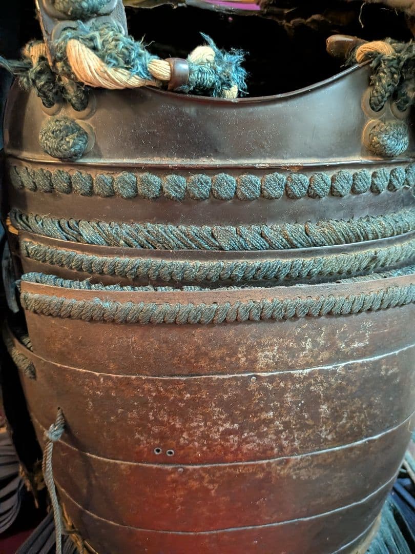 戦国末期〜江戸時代中期頃時代本歌武家着用実戦鎧凄まじい迫力鉄地鎧胴袖鎧櫃付当時物