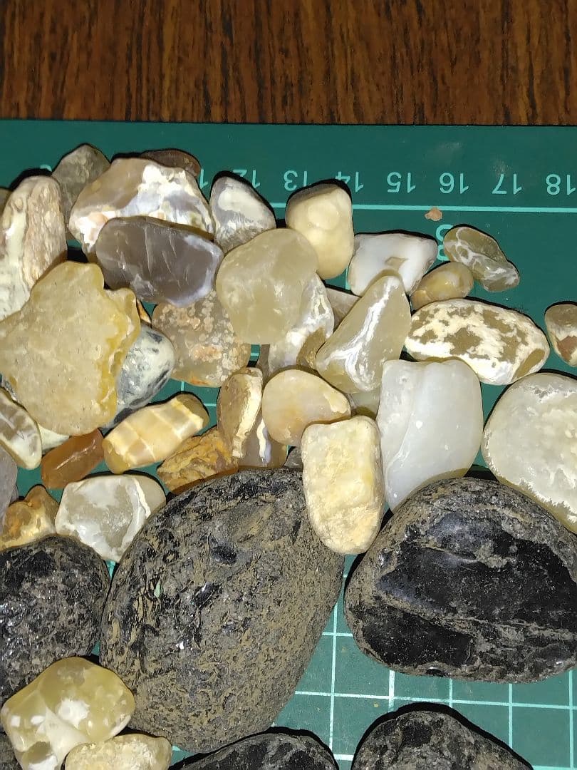 KARAKURI購入予定品　北海道産鉱物標本　鉱物　瑪瑙　稲倉石　原石