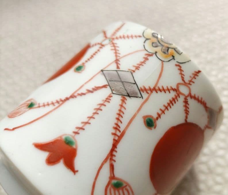 お値下げしました、2個組　古伊万里　赤玉　瓔珞文　覗