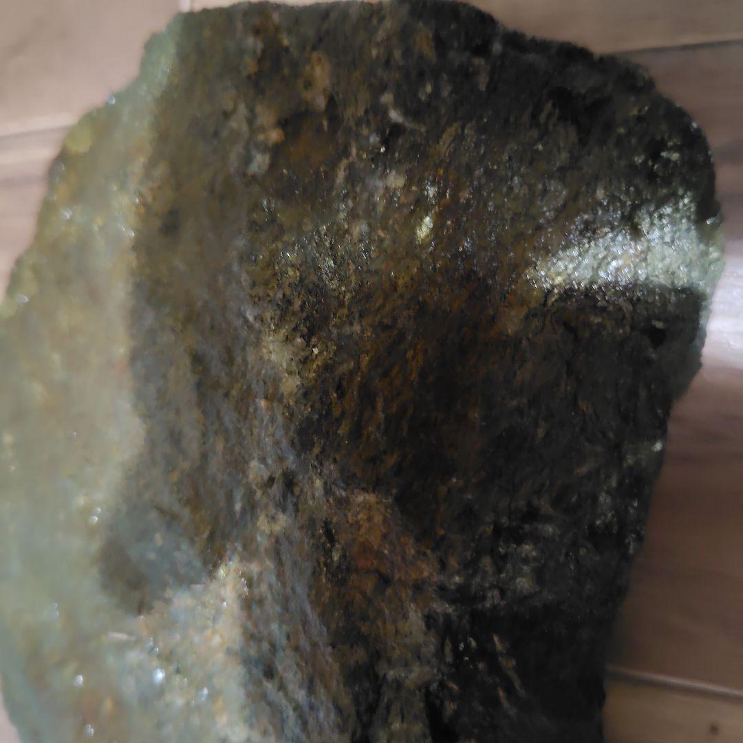 光沢のある黒と緑の石