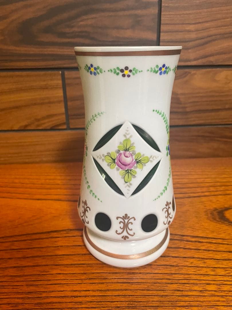 ボヘミアガラス　Bohemia glass 白被せ緑ガラス　ハンドペイント