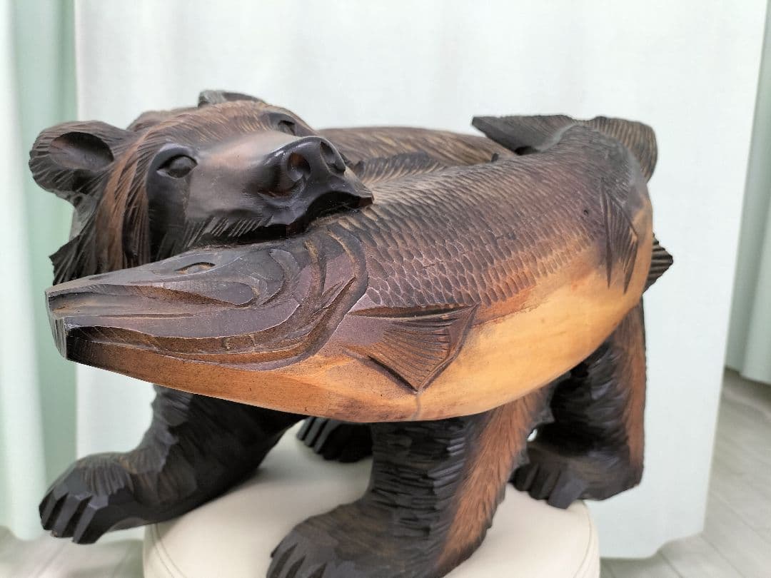 クマ 魚 木製彫刻