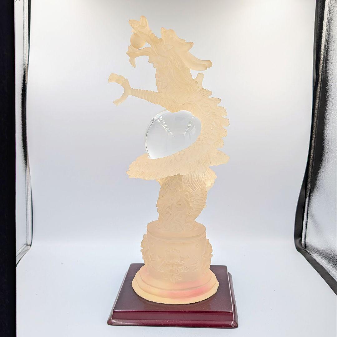【風水・縁起物】開運龍の大型置物　水晶玉を抱える龍　台座付き