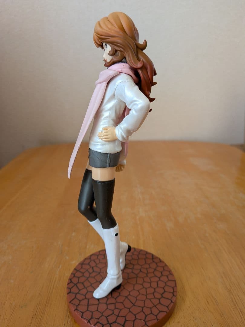 峰不二子フィギュア 　オフショルダーシャツ スカーフ