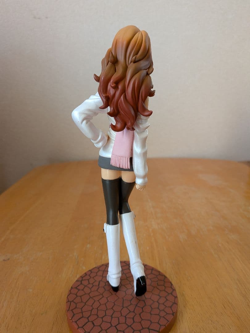 峰不二子フィギュア 　オフショルダーシャツ スカーフ