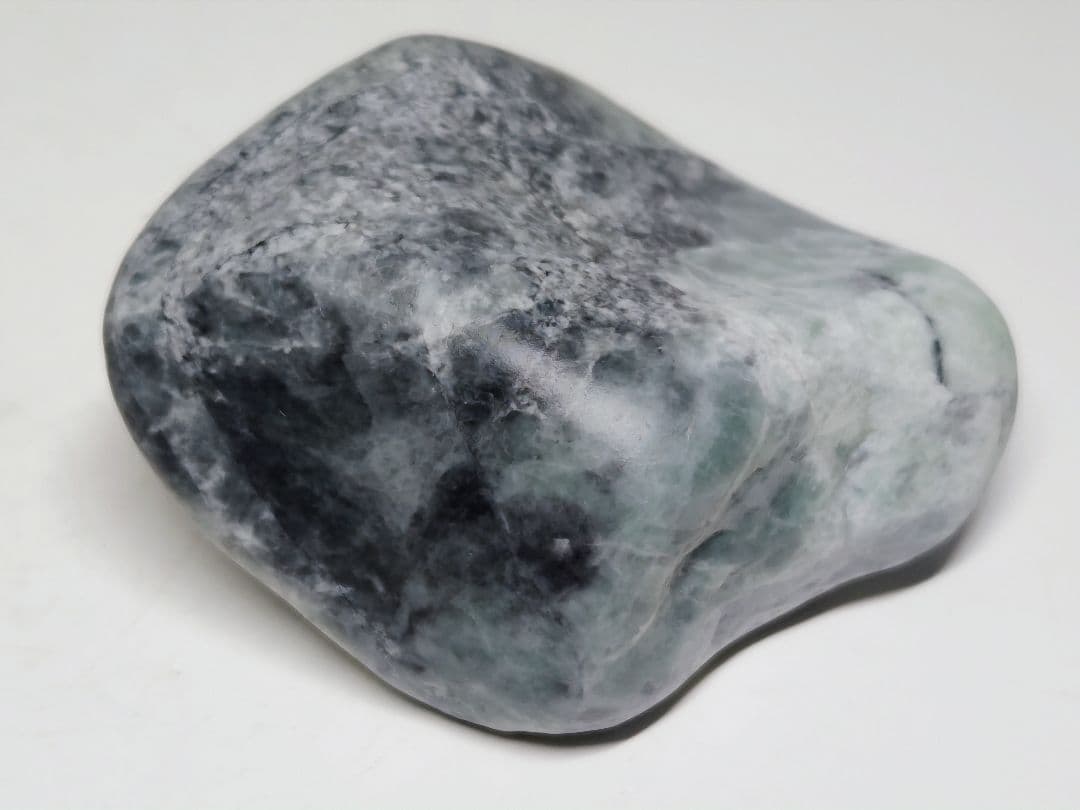 糸魚川157 翡翠 134g ヒスイ 原石 鑑賞石 自然石 誕生石 鉱物 鉱石