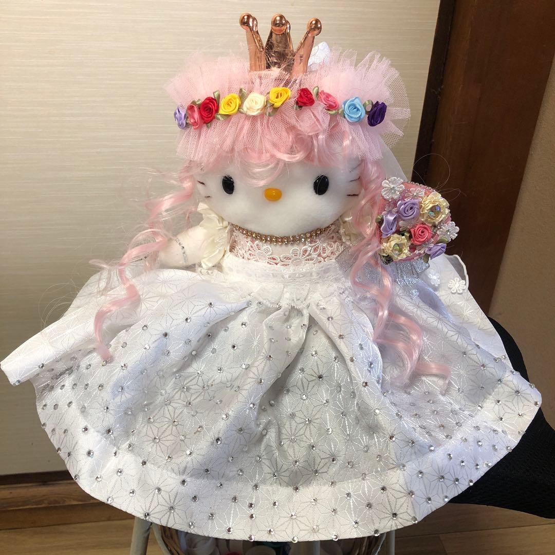 Hello Kitty ハローキティの美しいウェディングドレス