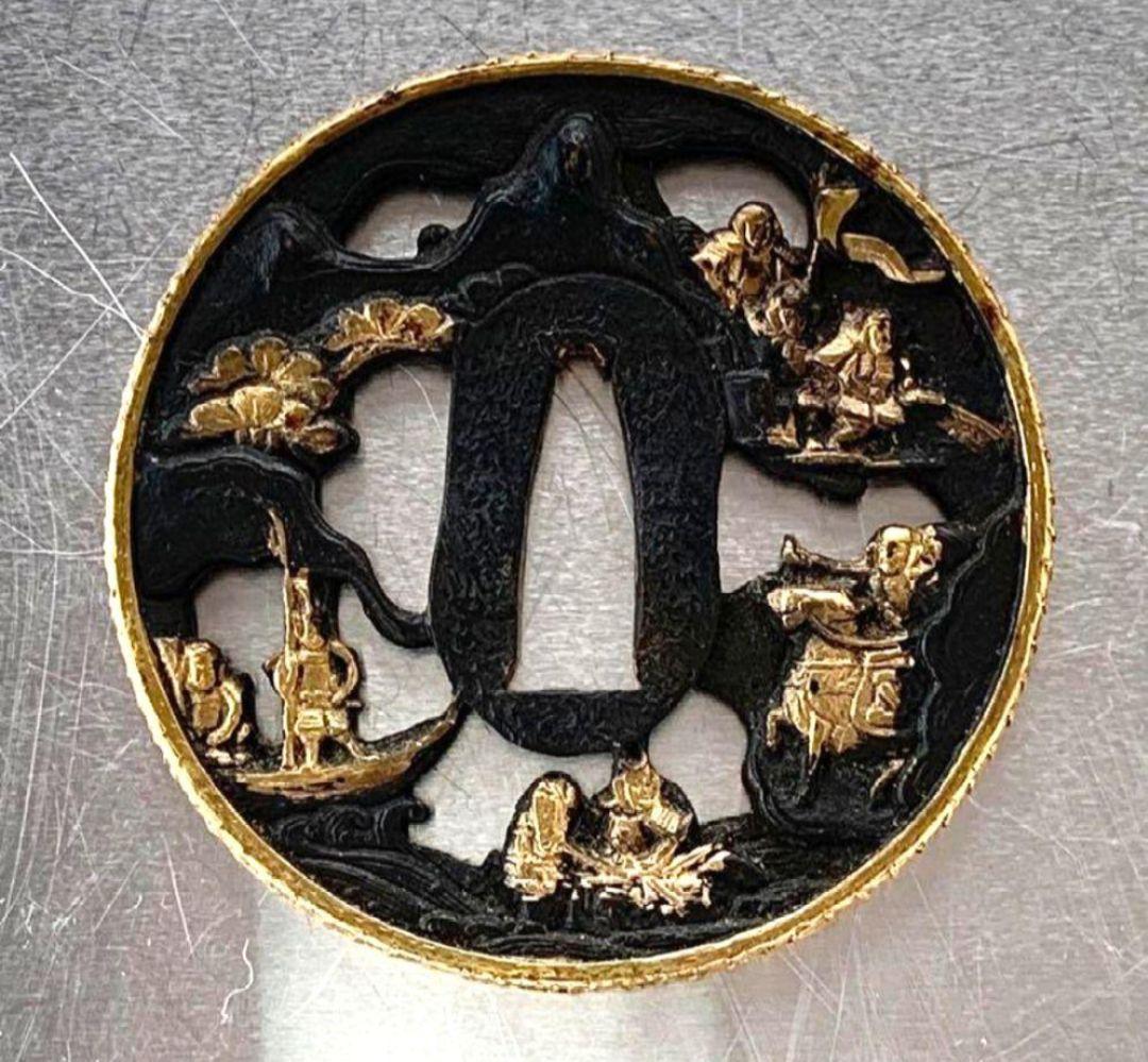 鍔(つば) 黒金装飾 人物風景彫刻付き　武者の透かし彫り　工芸品　箱付き