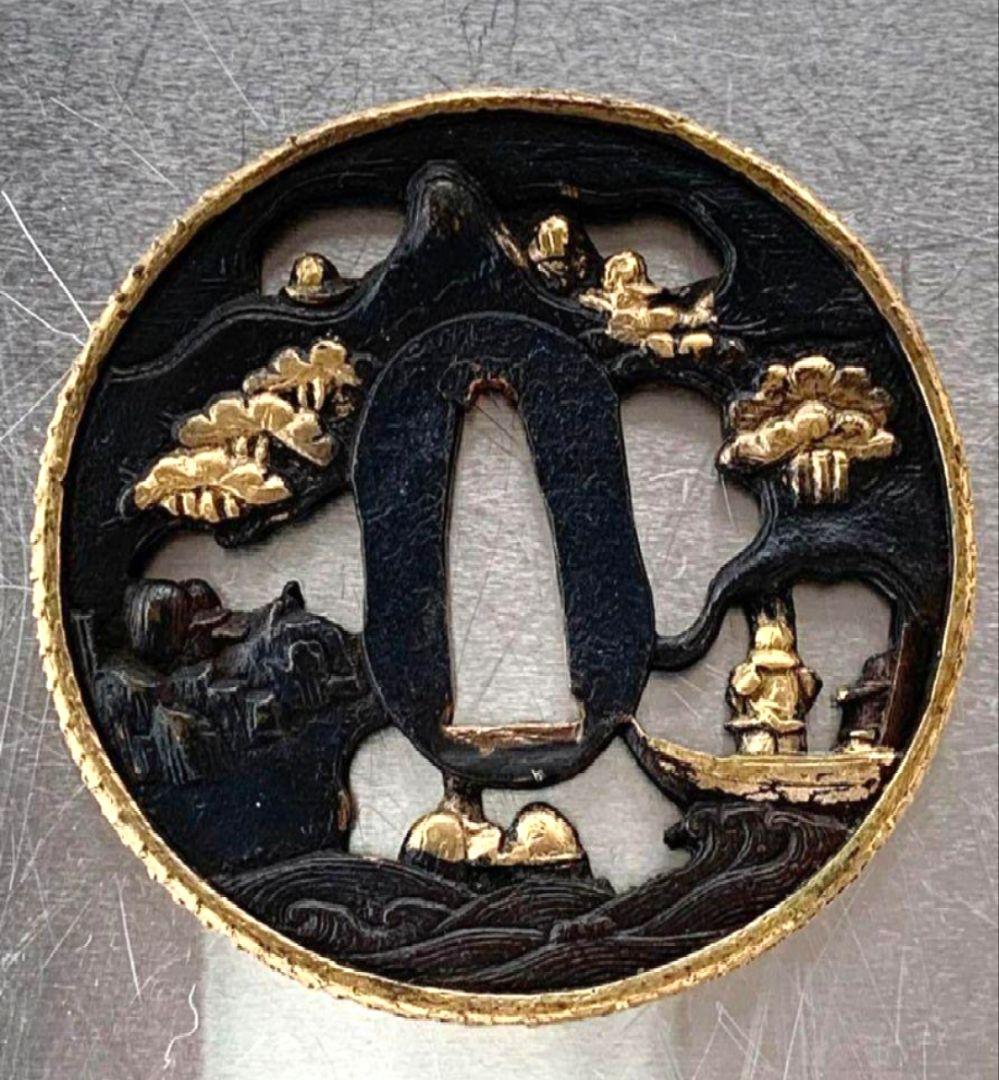 鍔(つば) 黒金装飾 人物風景彫刻付き　武者の透かし彫り　工芸品　箱付き