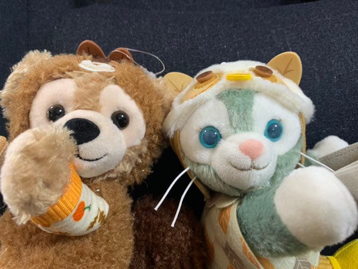 ディズニー　秋のぼうけん　ダッフィー　ジェラトーニ カーテンホルダー