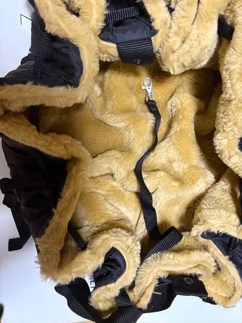 黒のファー付きキャリーバッグ