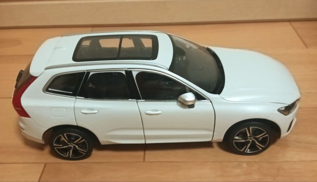 VOLVO XC60 ホワイト 1/18 スケール