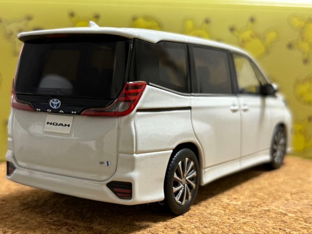 トヨタ NOAH カラーサンプル ホワイト