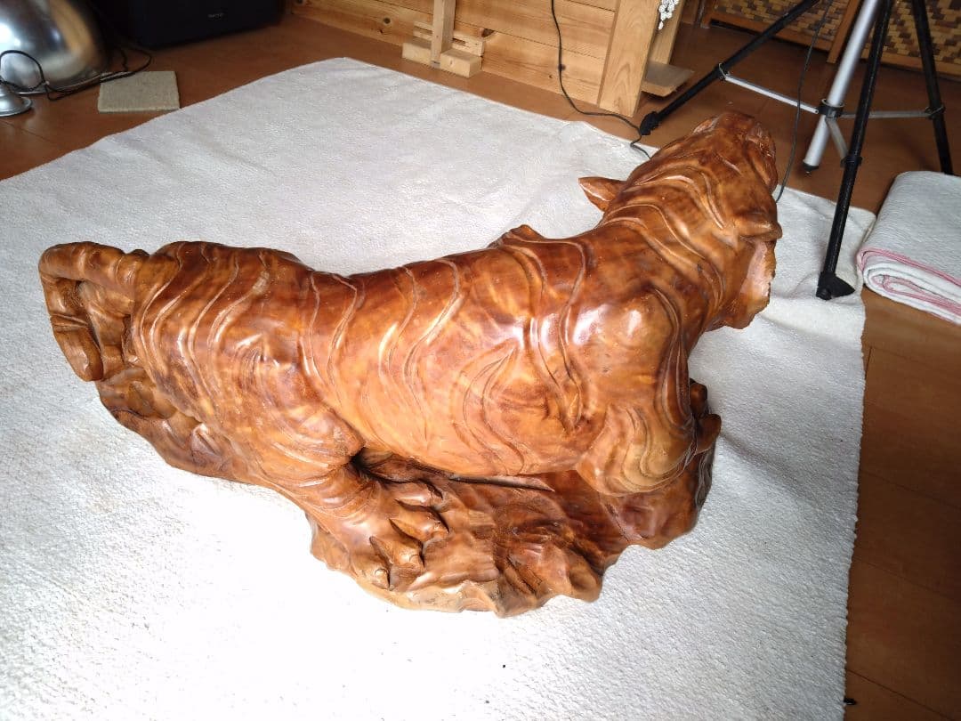 【美品 中古品】 虎の彫刻 木彫り 天然木 木製虎の彫刻 置物