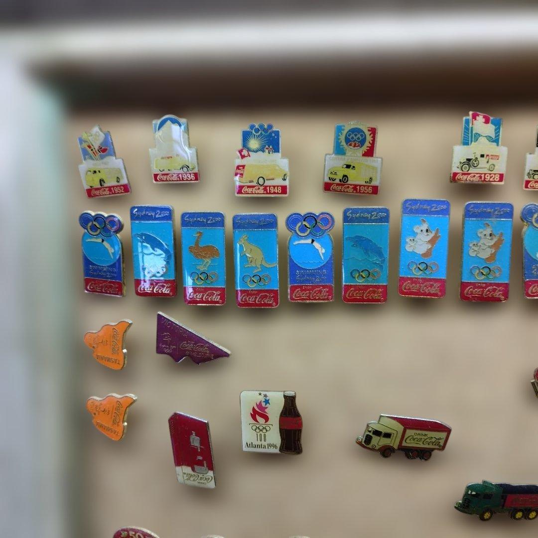 コカ・コーラ ノベルティピンバッジ 74個 木製額付 (管75)