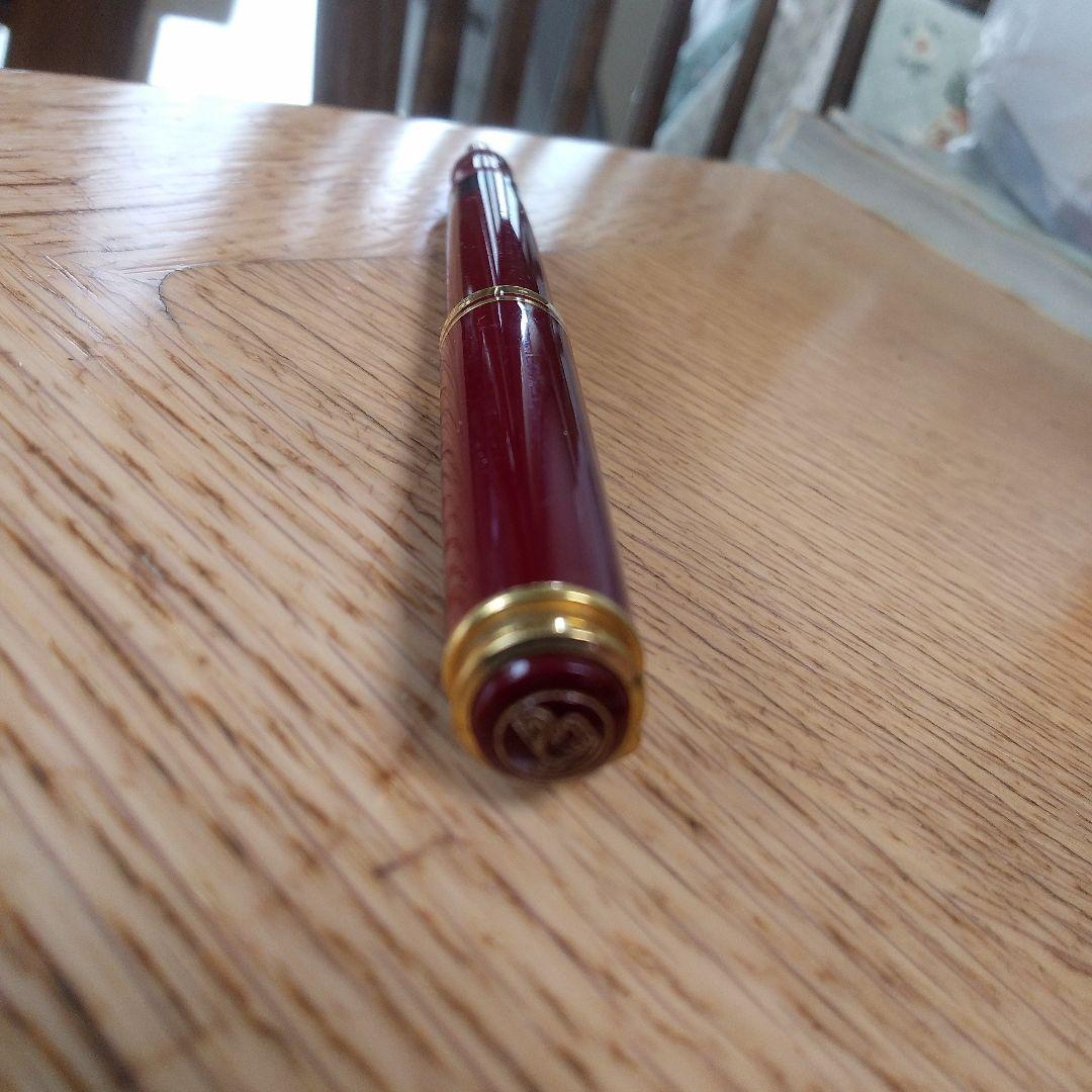 赤色の金属製万年筆