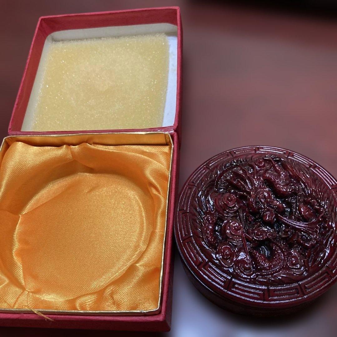 古美術品　ドラゴン彫刻の赤い漆器