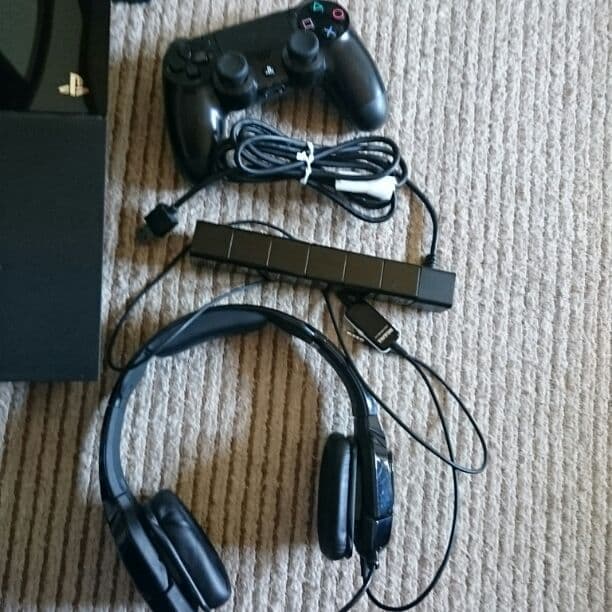 PS4本体、フィルター、カメラ、リモコン、カセット、マイク付きのヘッドホン