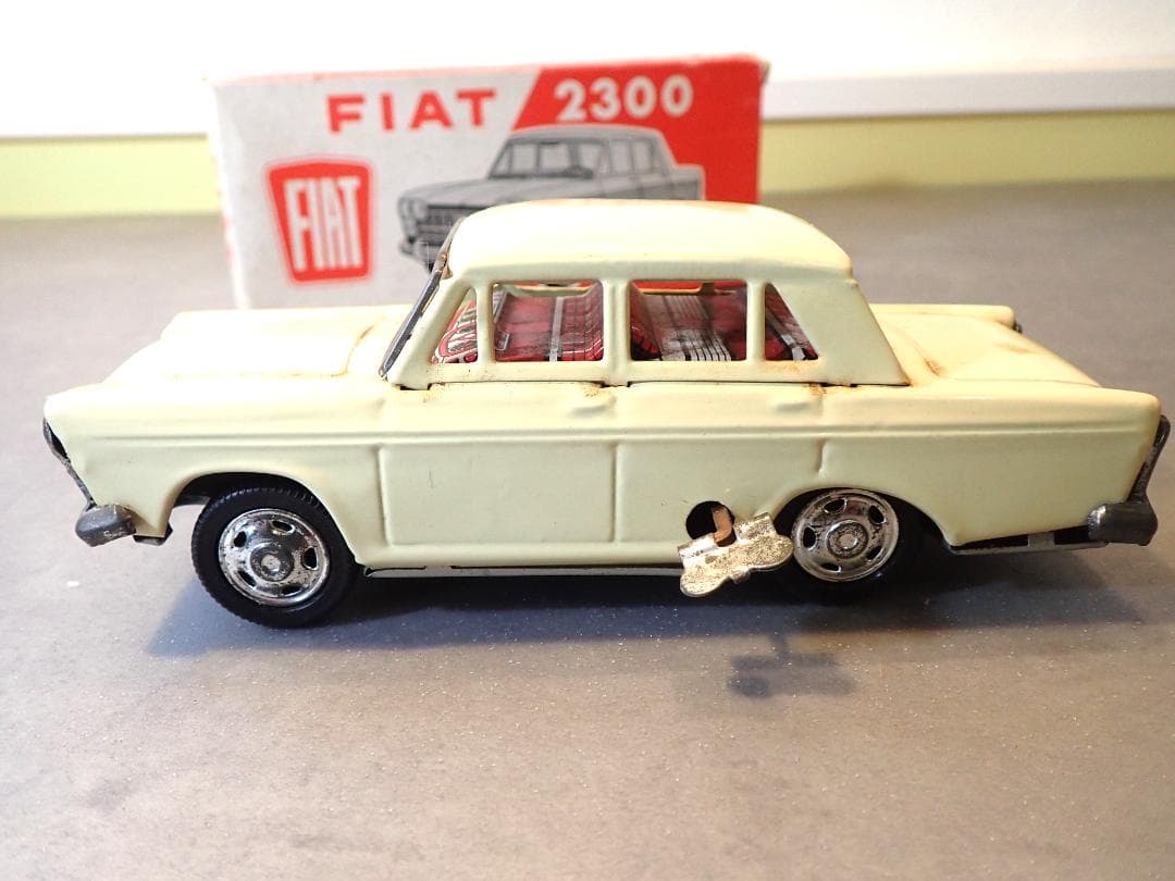 FIAT 2300 ミニカー クリーム色 箱付き ビンテージブリキカー日本製