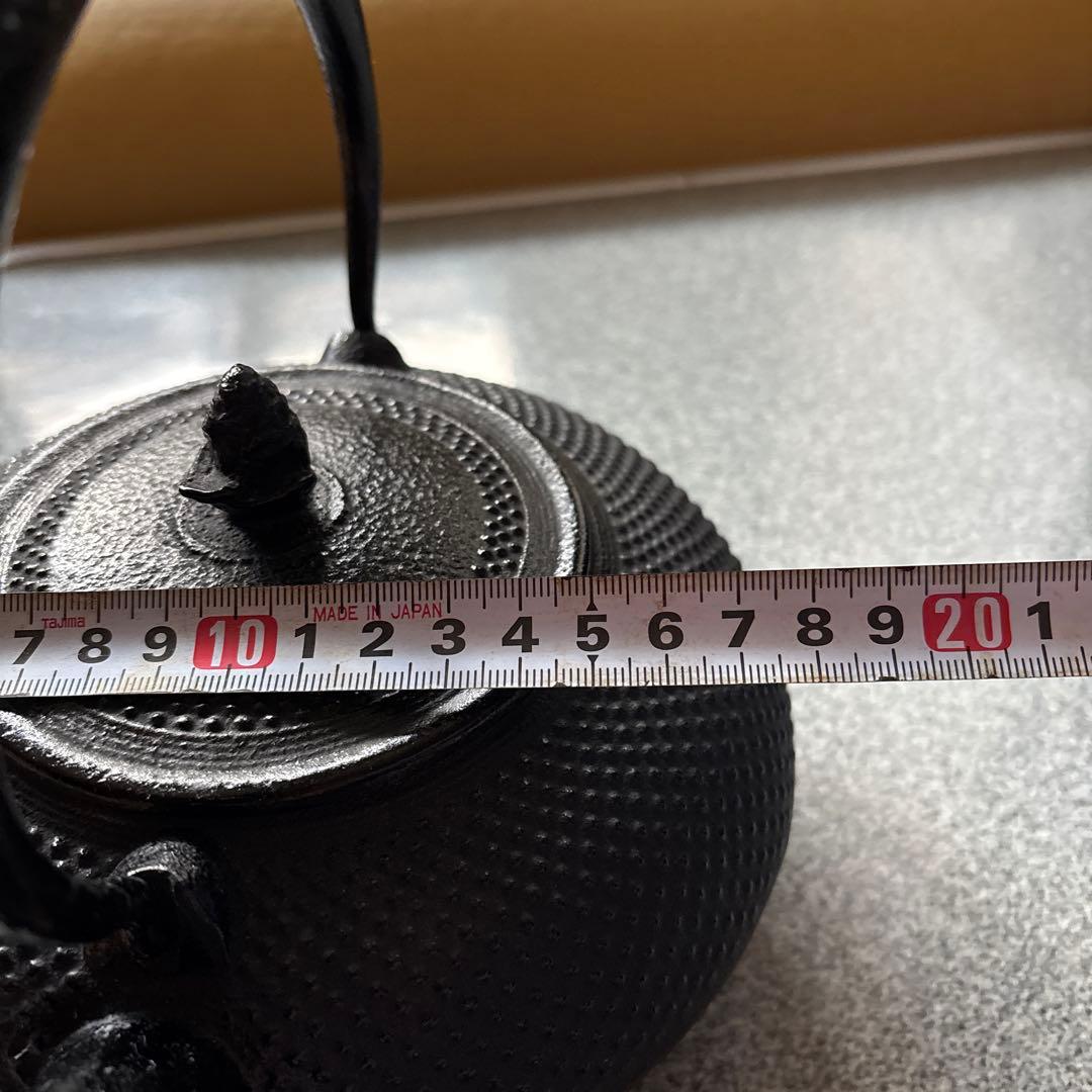 黒い点状模様の大きな鉄瓶、鉄器 18×20×20cm