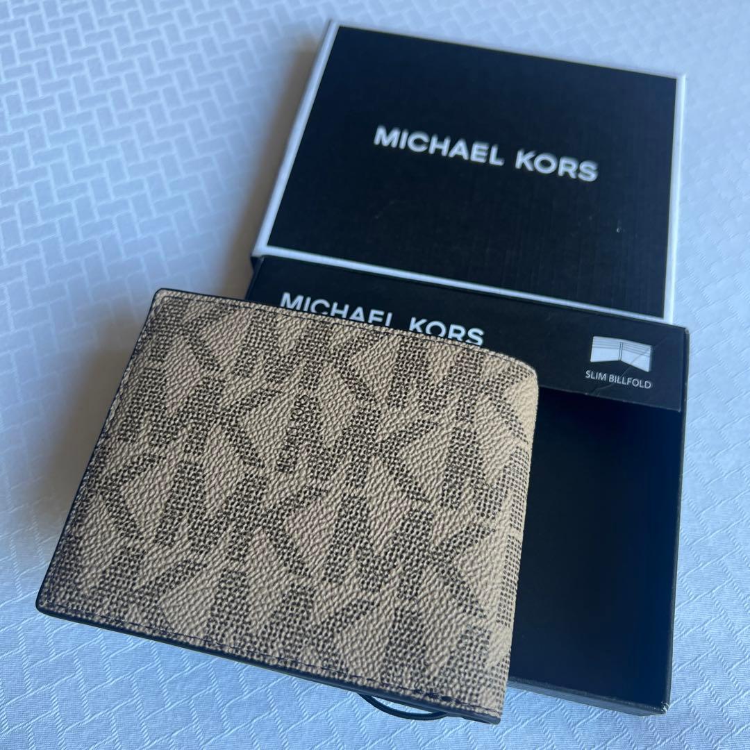 新品新作MICHAEL KORS ロゴ入り　スリム二つ折り財布 メンズ4万の品