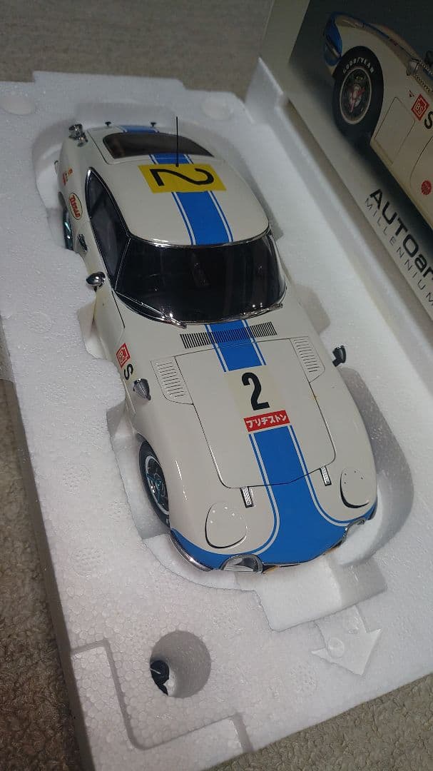 ミニカー AUTOart TOYOTA 2000 GT 1/18