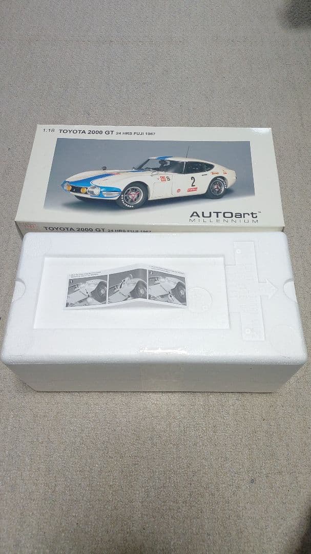 ミニカー AUTOart TOYOTA 2000 GT 1/18
