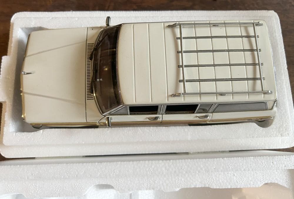 ★JEEP GRAND WAGONEER AUTOart(オートアート)1/18