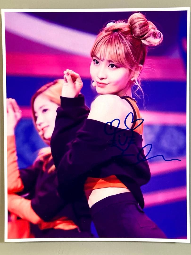 モモ直筆サイン入り超大型写真…Momo…TWICE‥